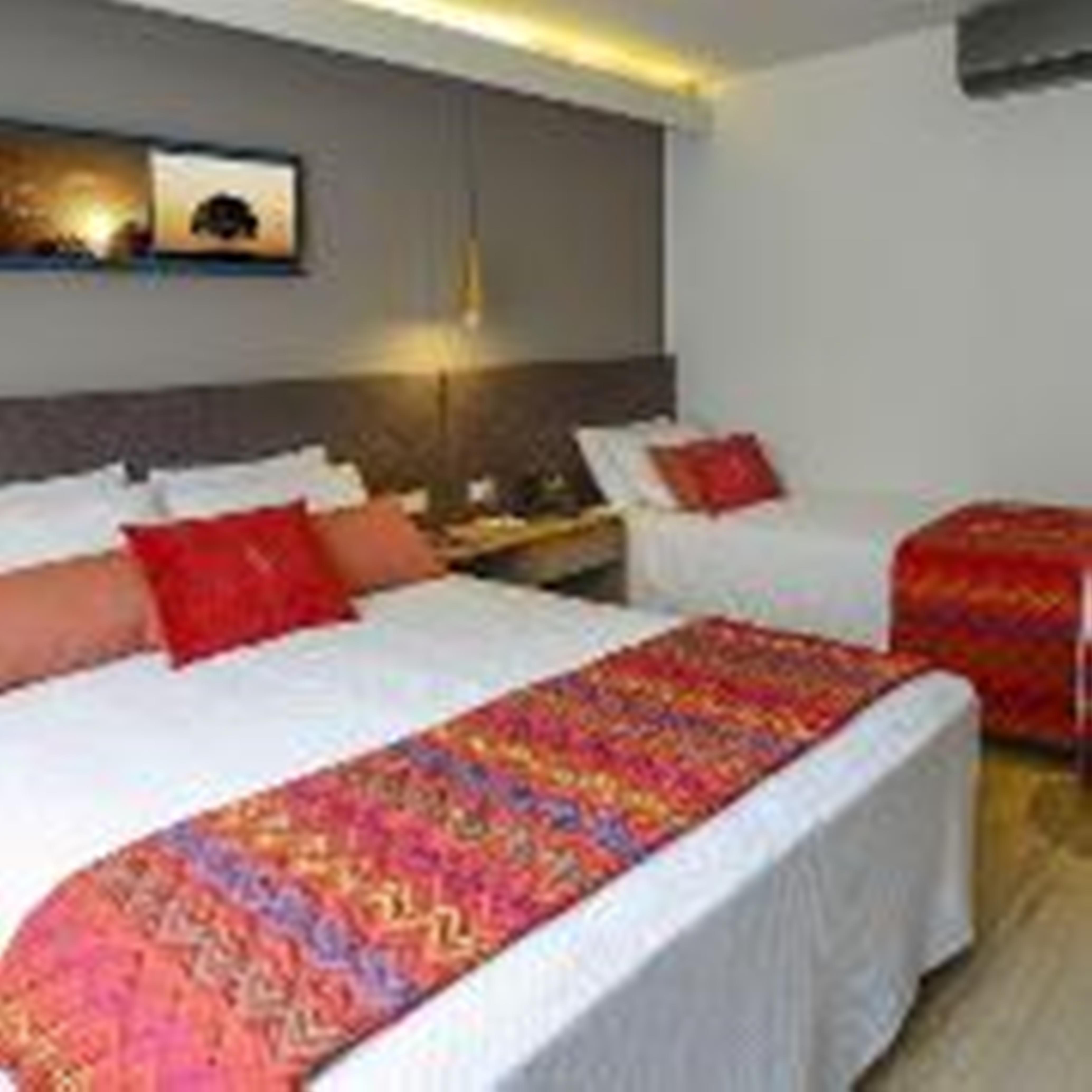 Hotel Laghetto Stilo Centro Gramado Eksteriør bilde A bed runner