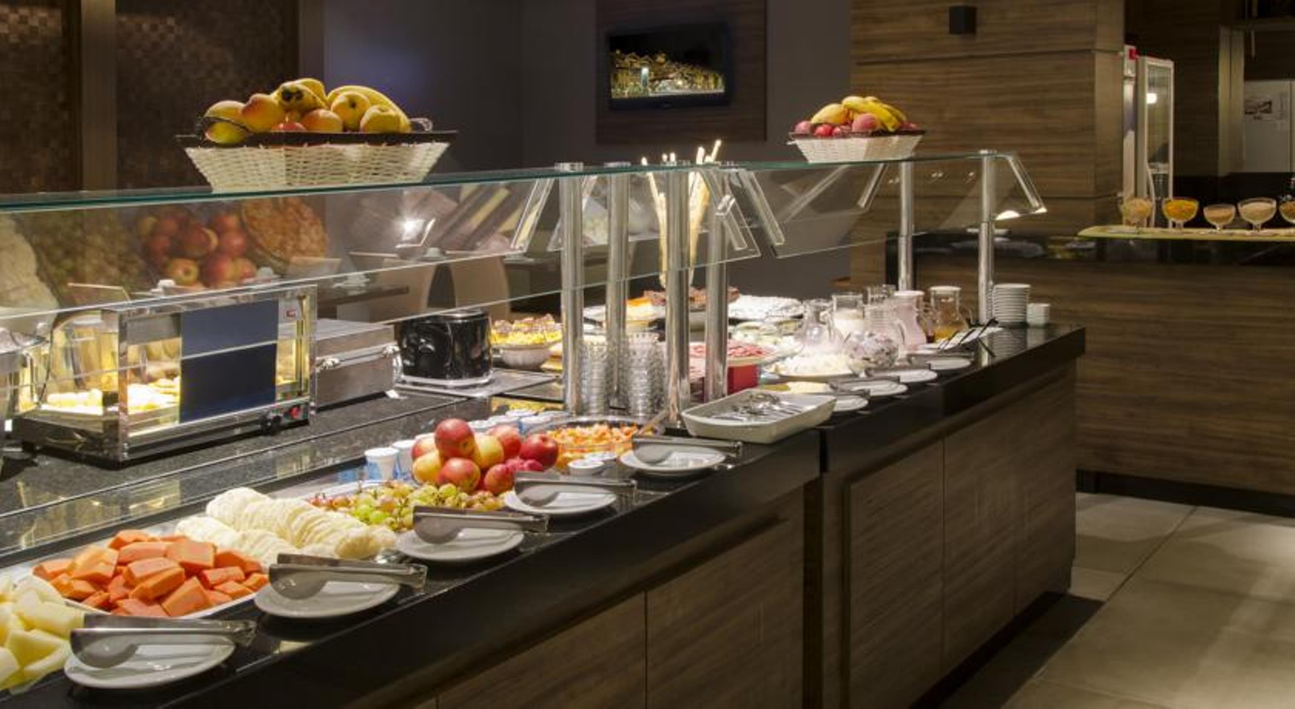 Hotel Laghetto Stilo Centro Gramado Eksteriør bilde A buffet at a hotel