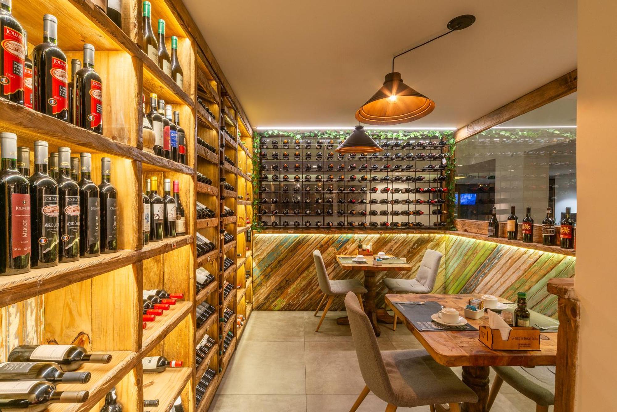 Hotel Laghetto Stilo Centro Gramado Eksteriør bilde Wine bar in Madrid, Spain