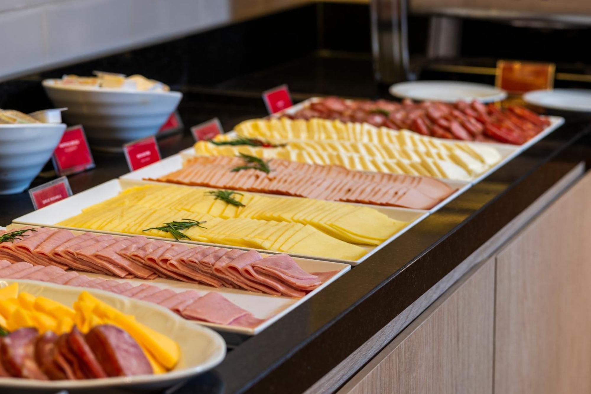 Hotel Laghetto Stilo Centro Gramado Eksteriør bilde A selection of cold cuts