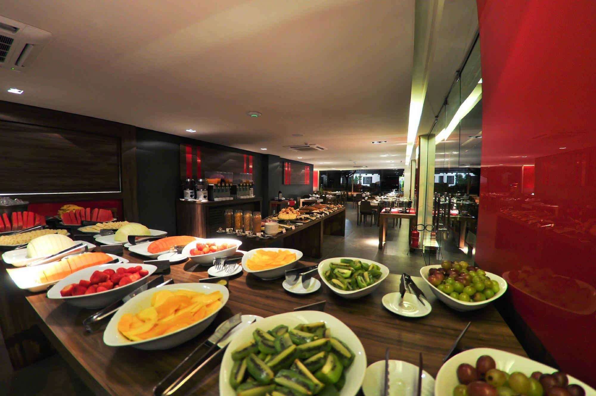Hotel Laghetto Stilo Centro Gramado Eksteriør bilde A buffet at a hotel