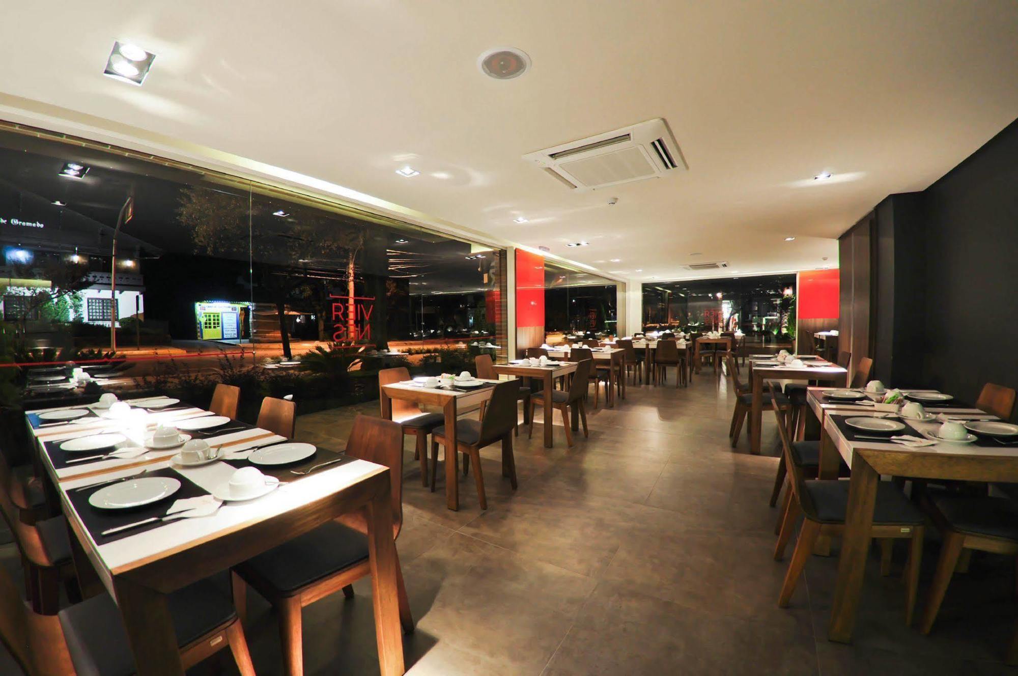 Hotel Laghetto Stilo Centro Gramado Eksteriør bilde Interior of a restaurant in Singapore
